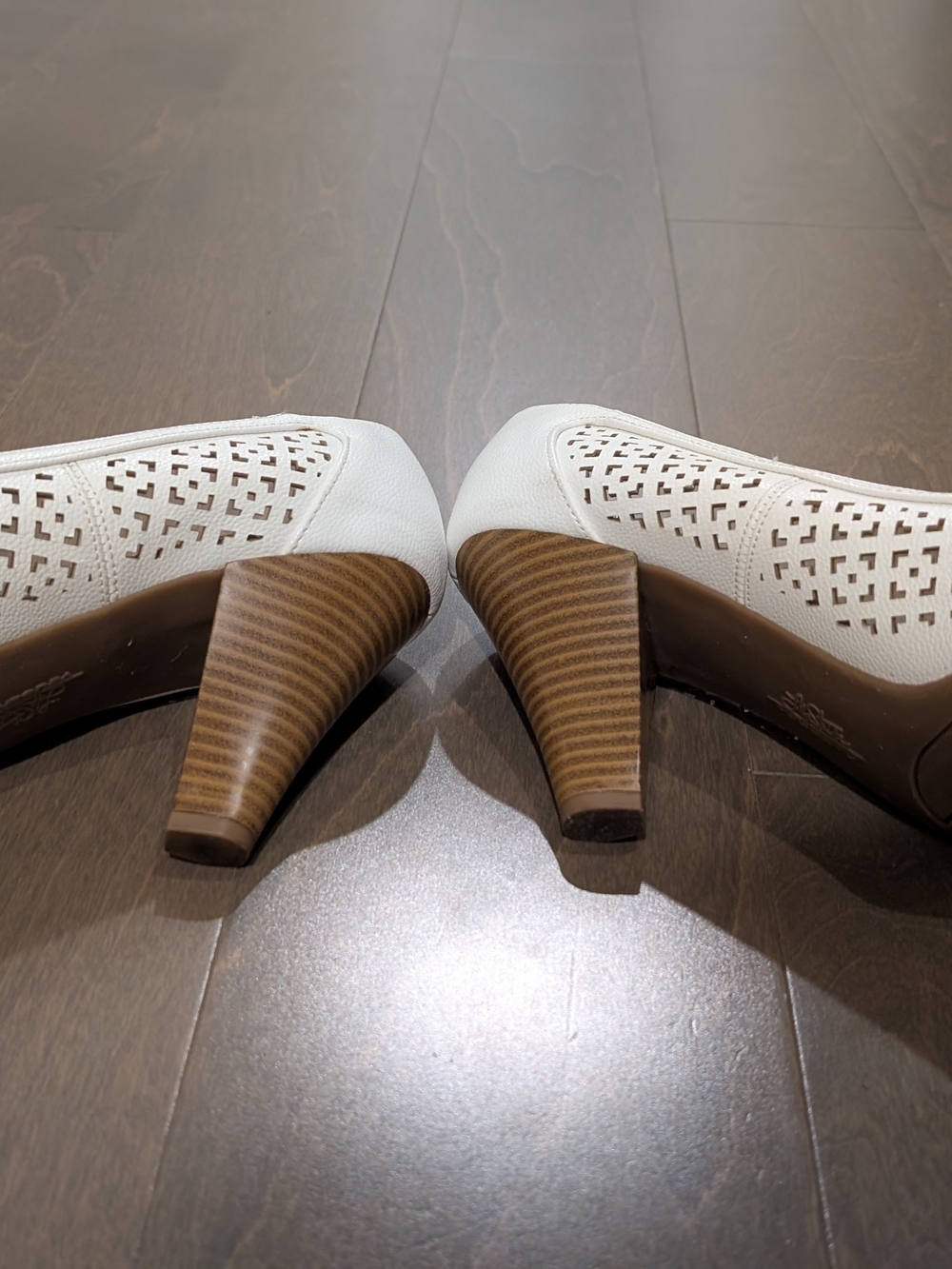 Lifestride Womens White Perforated Shoes - Picture 8 of 8